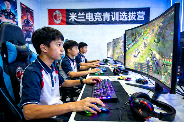米兰电竞青训选拔营现场学员正在认真训练的场景